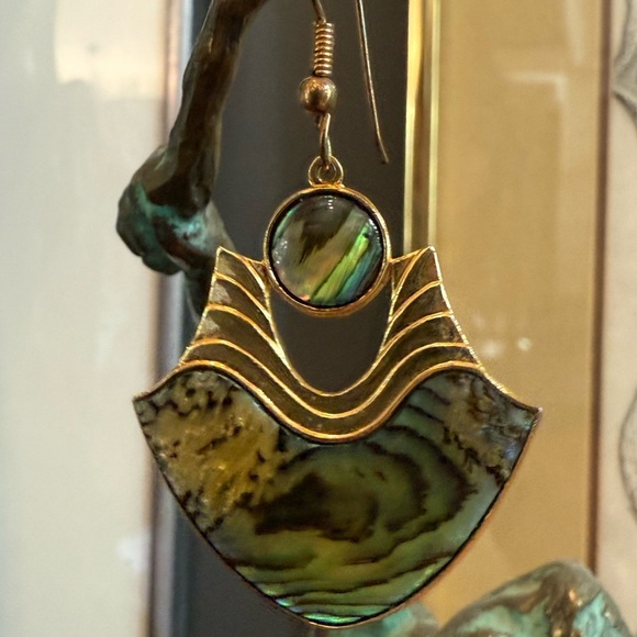 Vintage Gold coloured abalone mother of pearl earrings @ Vuri stamped - Picture 11 of 17